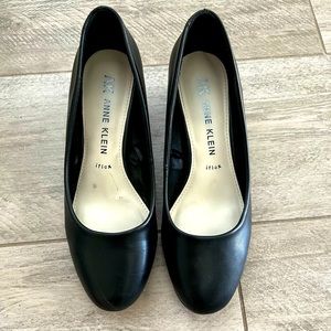 🖤Anne Klein heels🖤 Black with metallic black heel accent. Size 8.